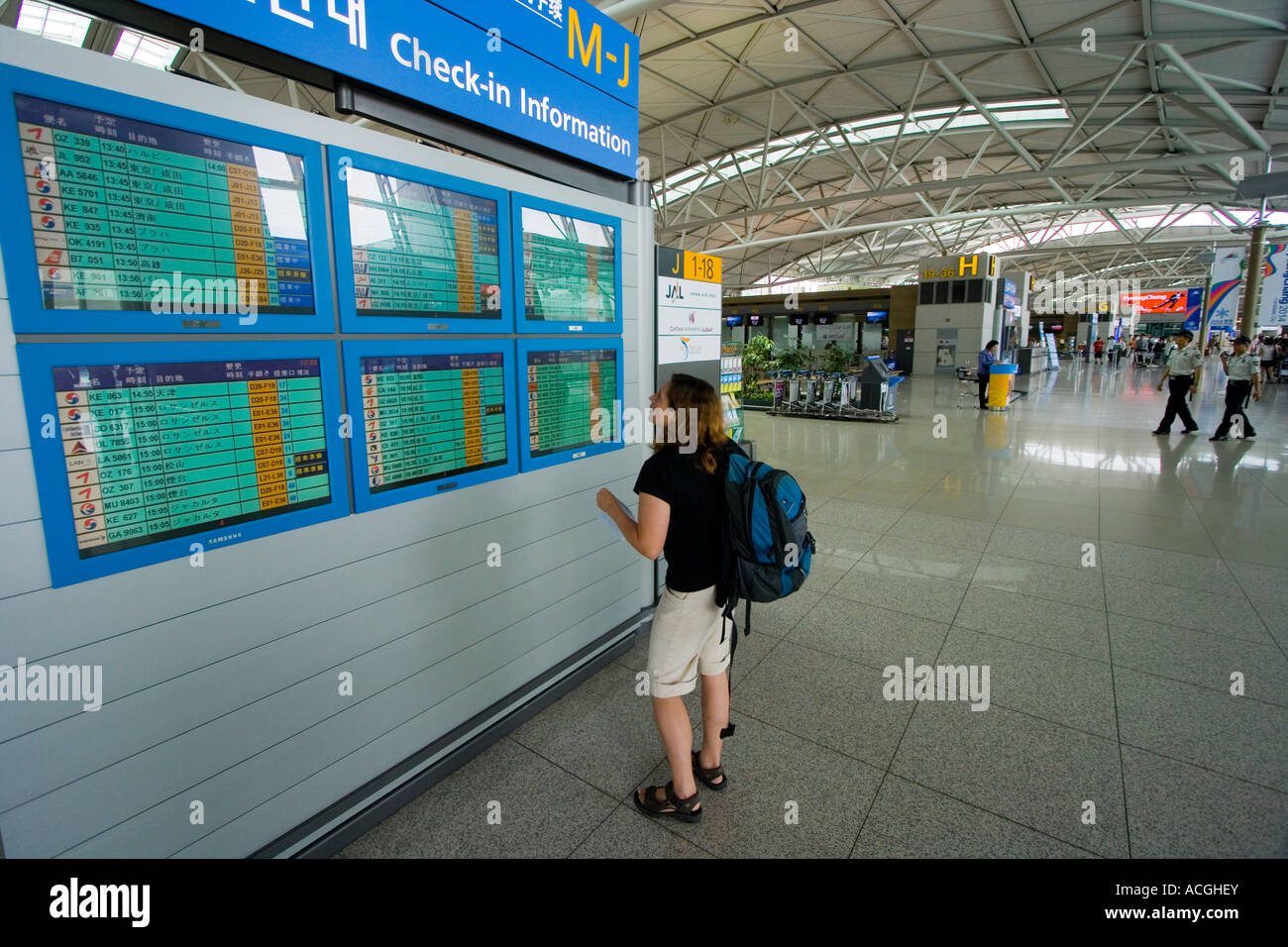Westliche Frau Lesung Abfahrt Boards Grand Incheon International Airport ICN Seoul Südkorea Stockfoto