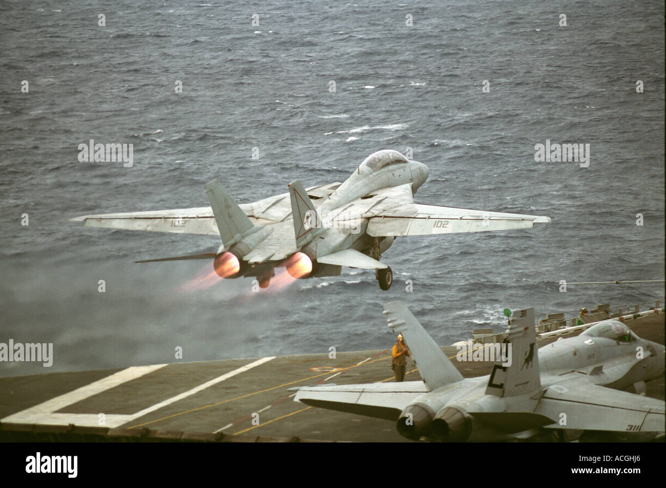 Taille Katapult Offiziere ('schützen') starten eine F14 Tomcat aus dem Flugdeck der USS JOHN F. KENNEDY Stockfoto
