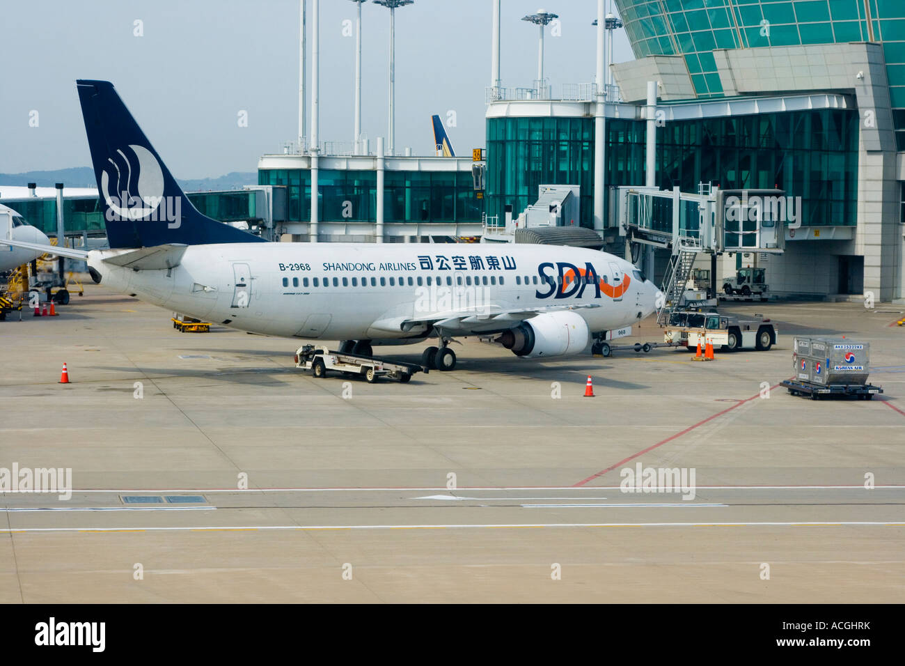 Shandong Airlines Düsen bei Gates Grand Incheon International Airport ICN Seoul Südkorea Stockfoto