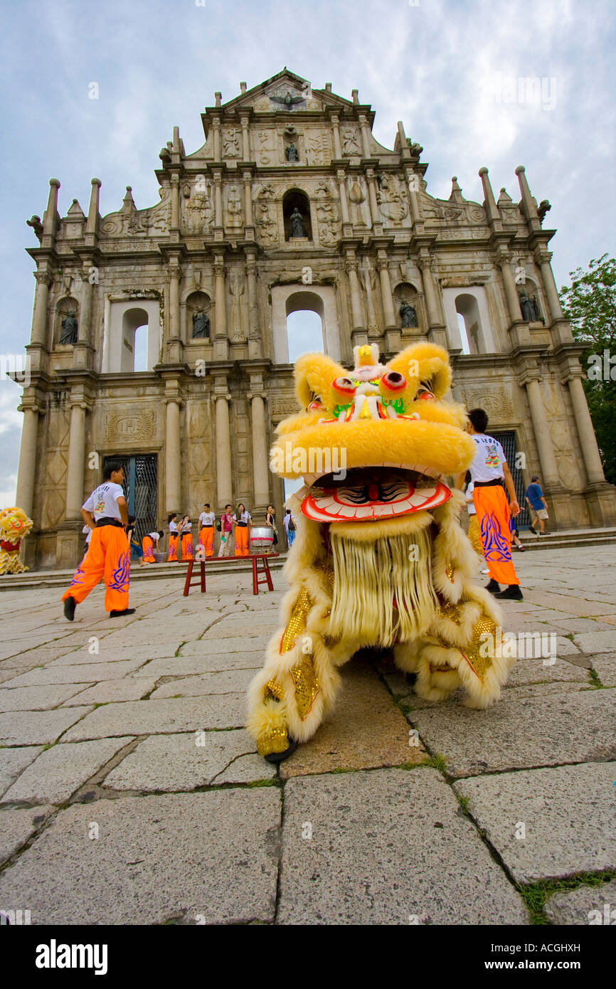 Kostümierte Dragon Tänzer die Ruinen von Sao Paulo oder Saint-Paul-Kathedrale-Macau Stockfoto