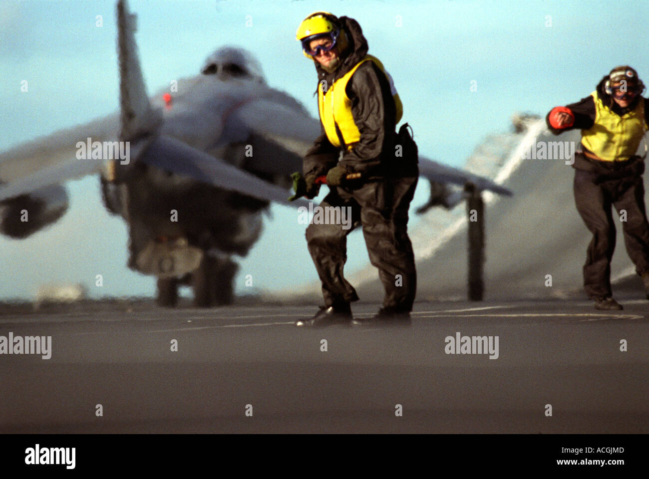 Royal Navy Flight Deck Captian startet Sea Harrier vom Flugdeck der HMS Ark Royal. Ski-Rampe in den Boden zurück. Stockfoto