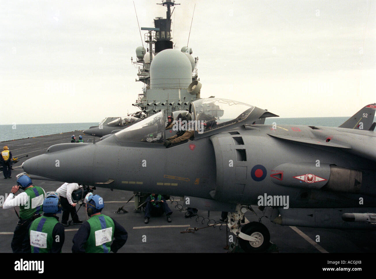 Royal navy Sea Harrier-Pilot vom Flugdeck HMS Ark Royal zu gehen fliegen. Deck-Blick Stockfoto