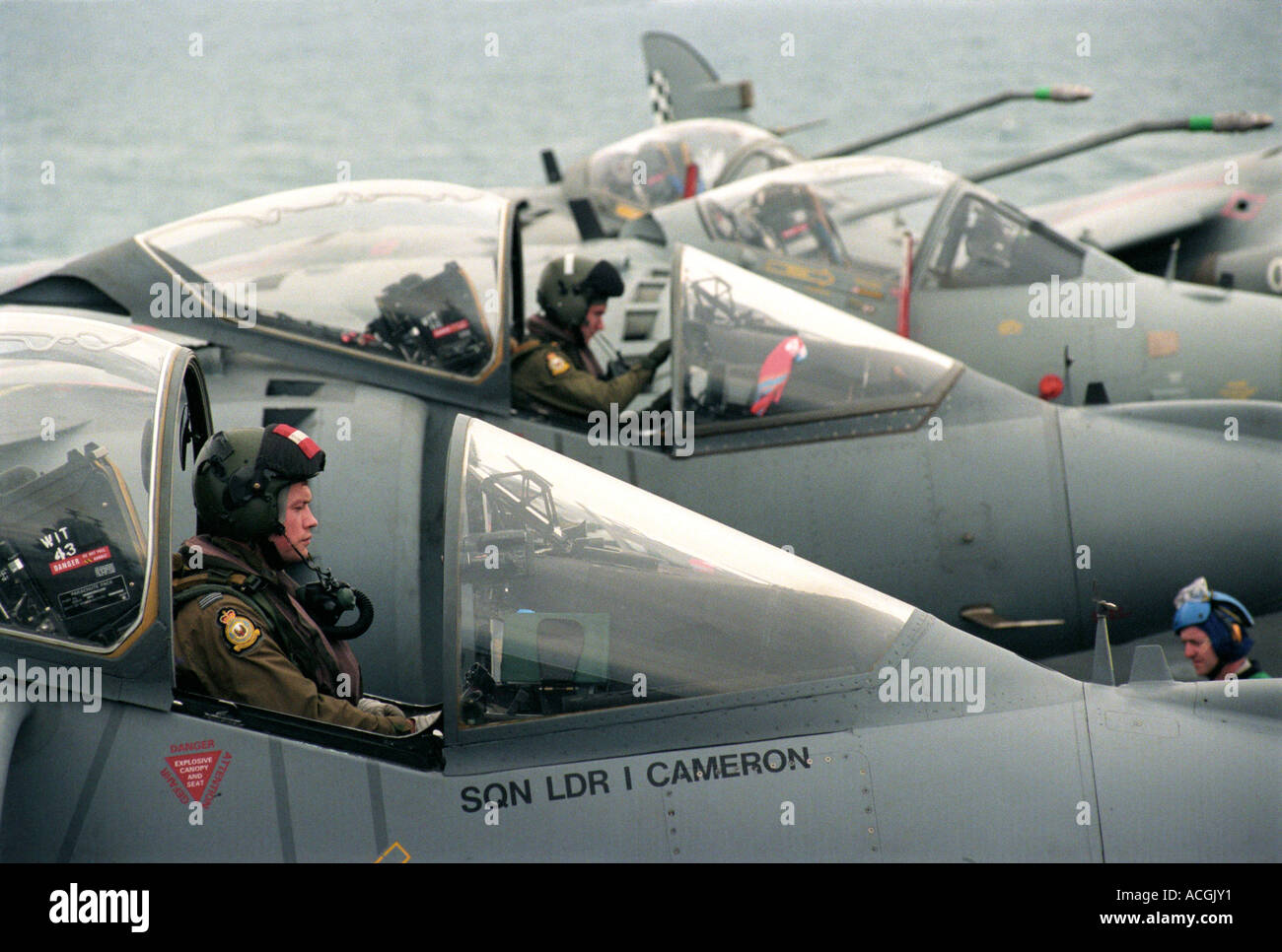 Royal Navy Piloten Sea Harrier vom Flugdeck HMS Ark Royal zu gehen fliegen. Stockfoto