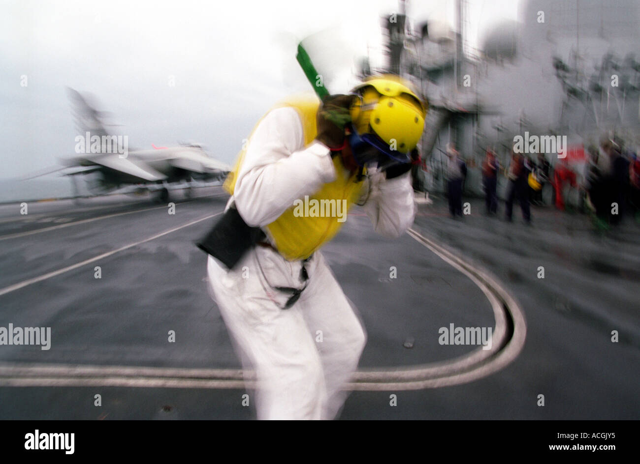 Offizier der Royal navy Flight Deck startet Sea Harrier vom Flugdeck HMS Ark Royal Stockfoto