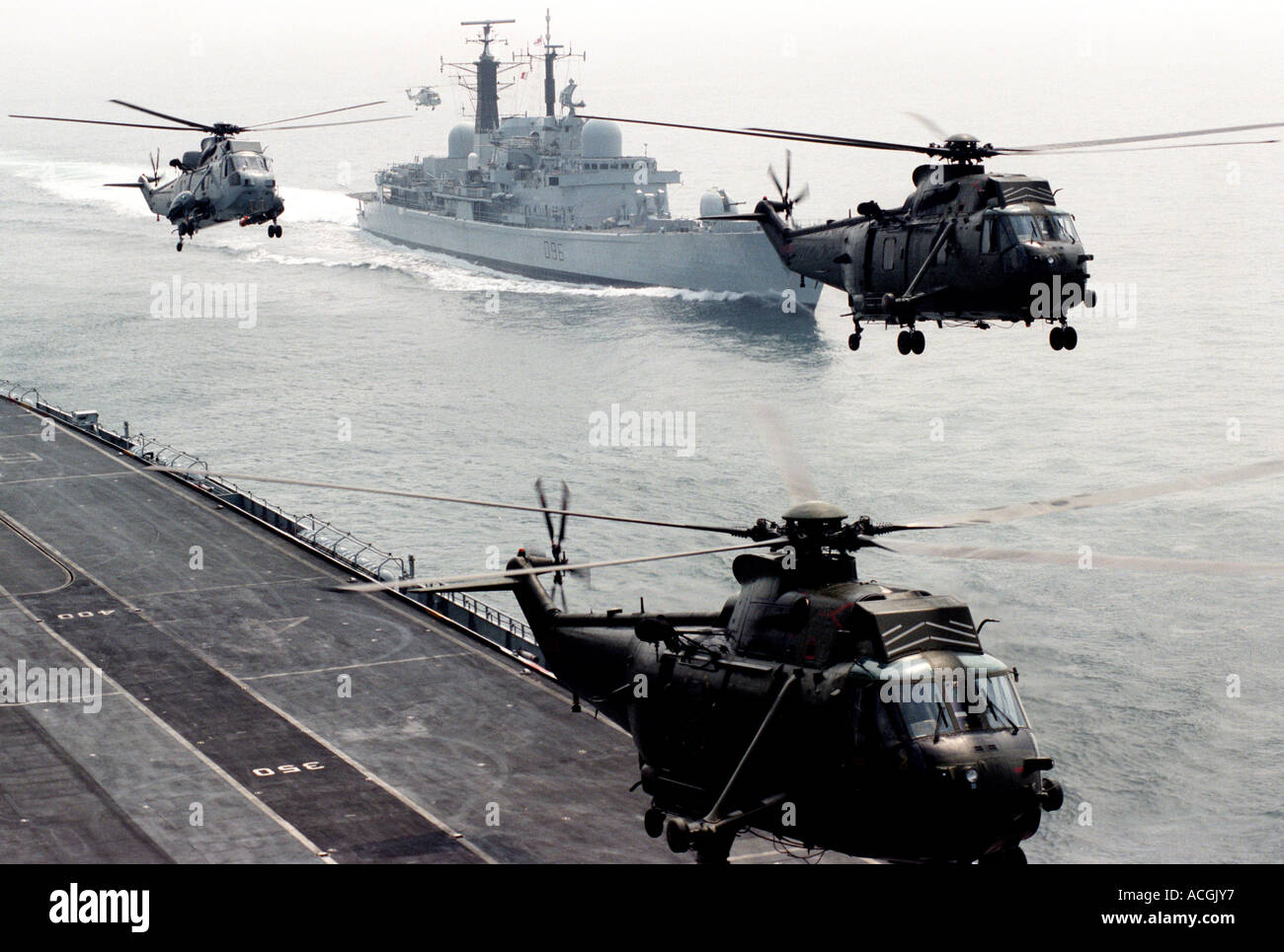 Sea King Hubschrauber Hover über Flight Deck HMS Ark Royal Stockfoto