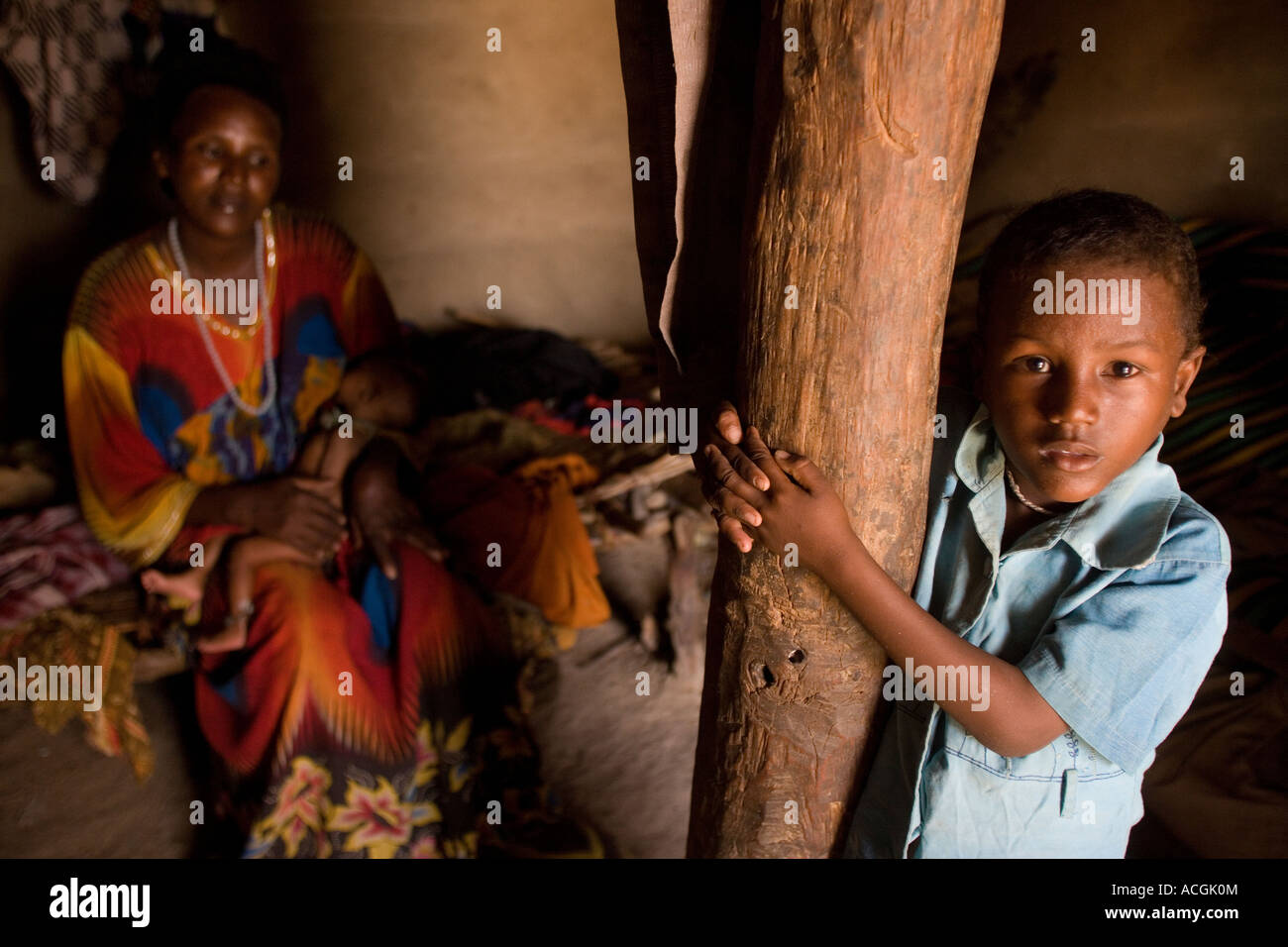 WESTERN SOMALIA Krankenschwestern 2. März 2006 Kadija Mayow Ali 30 ihre kleine Tochter während ihres Sohnes für eine Mangelernährung Anzeichen ist Stockfoto