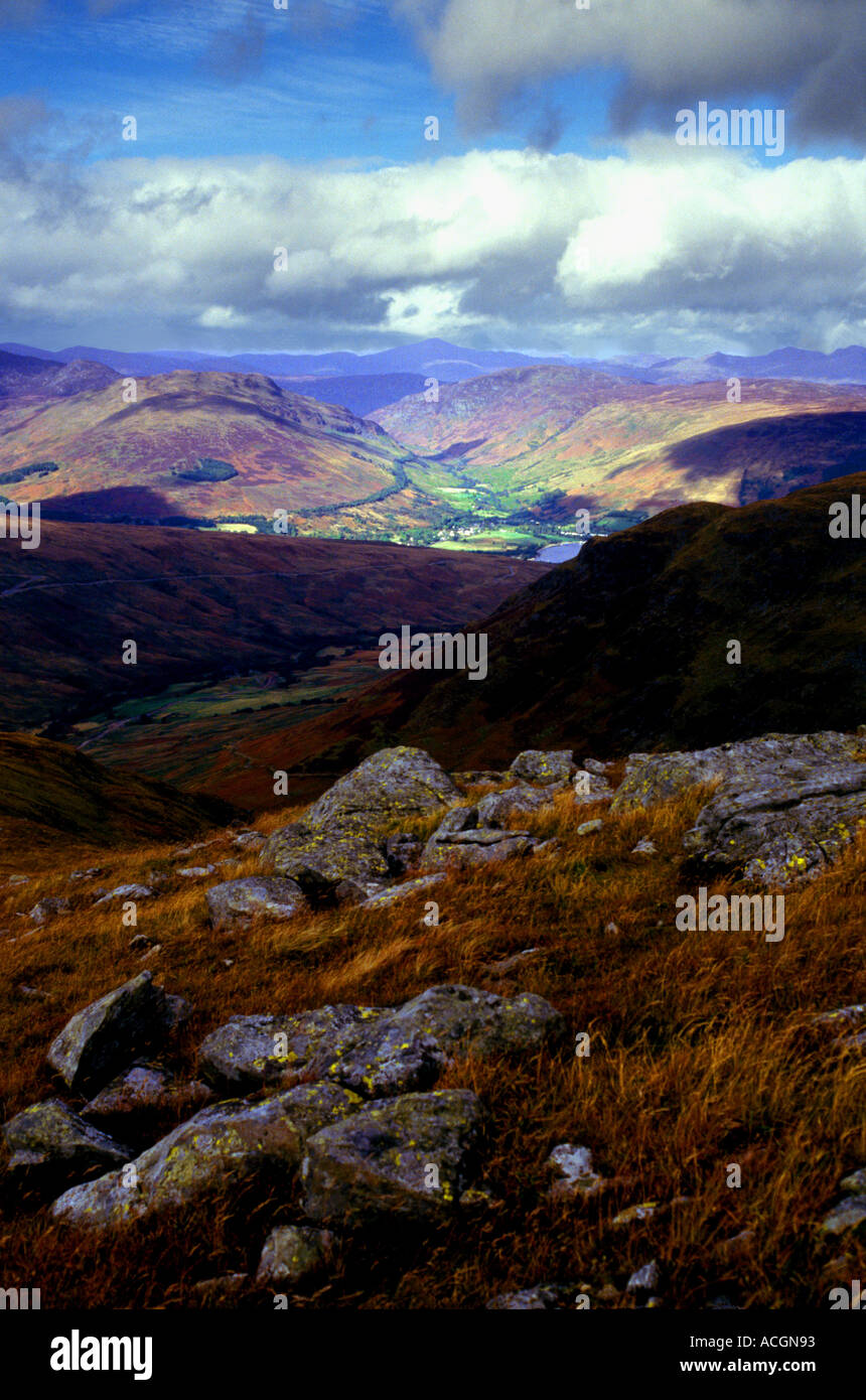 Blick NW. von Stuc a'Chroin über Glen Ample kleine Resort Lochearn, Glen Ogle + den Mühltal-Hügeln. Oktober Stockfoto