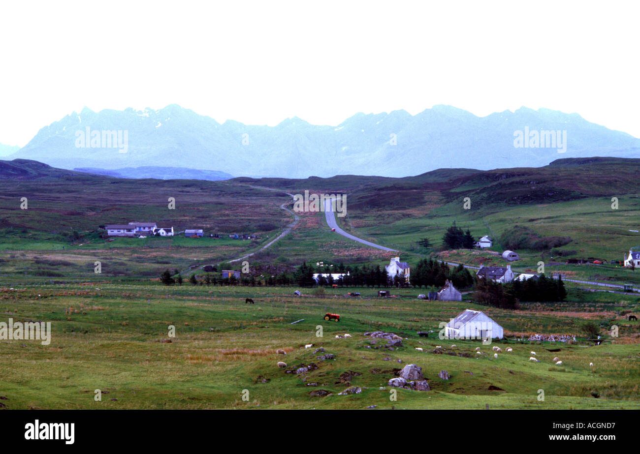Skye: Sägezahn Grat der Black Cuillin ist von der N.W über Sumardale Township in der Nähe von Highland sichtbar. Stockfoto