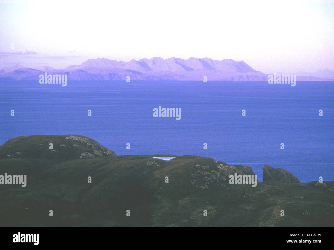 Der Sägezahn Grat der Black Cuillin Skye ist 40 Meilen entfernt über die Minch aus Beinn Mhor, South Uist gesehen. Stockfoto