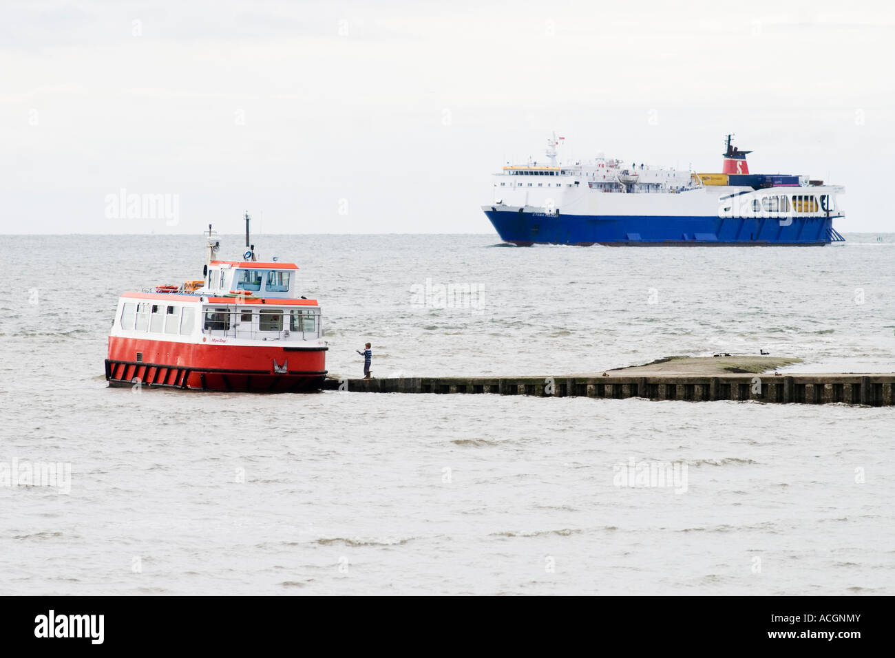 Fähre und Containerschiff in der Wyre Mündung vor Fleetwood, lancashire, UK Stockfoto