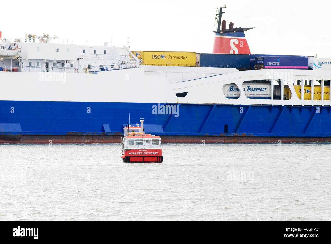 Fähre und Containerschiff in der Wyre Mündung vor Fleetwood, lancashire, UK Stockfoto