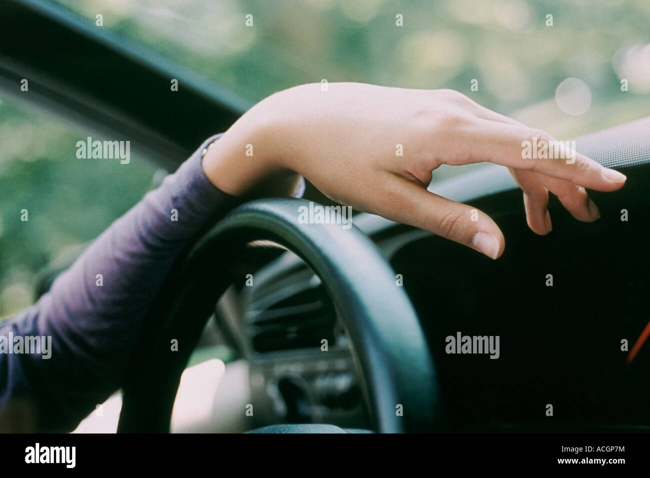 Frau s Hand stützte sich auf Rad hautnah Stockfoto