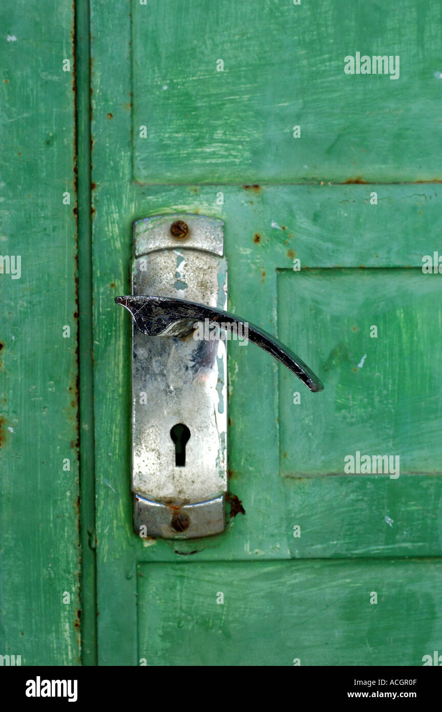 Grüne Tür und silbernem Griff Stockfoto