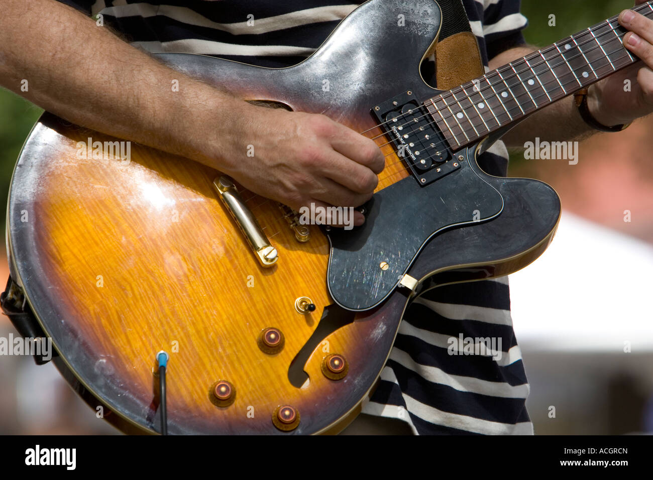 Man spielt eine Hohlkörper-e-Gitarre Stockfoto