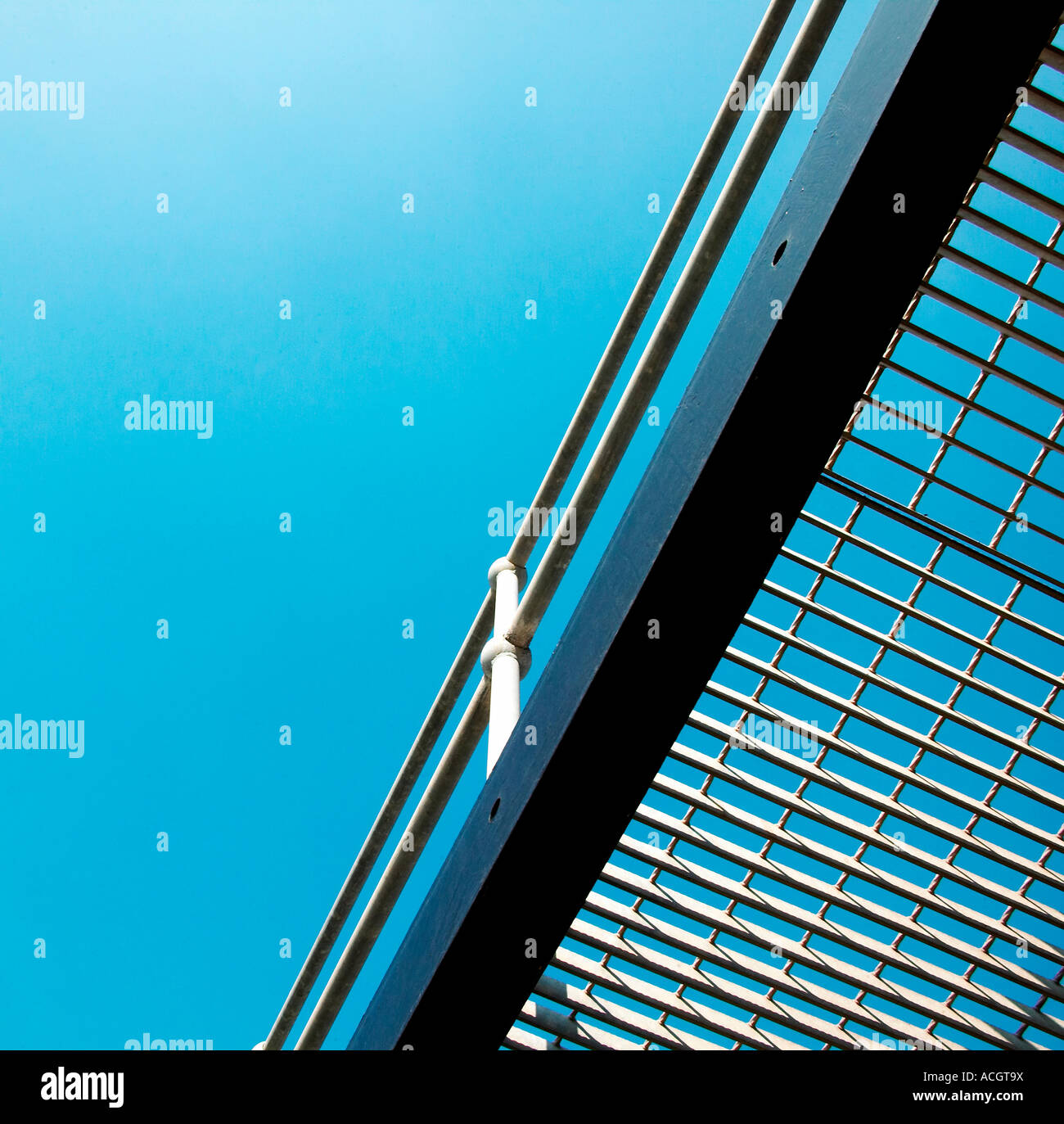 eine Brückenverbindung Gehweg mit Handlauf. sonnigen Tag blau Himmel im Hintergrund Stockfoto