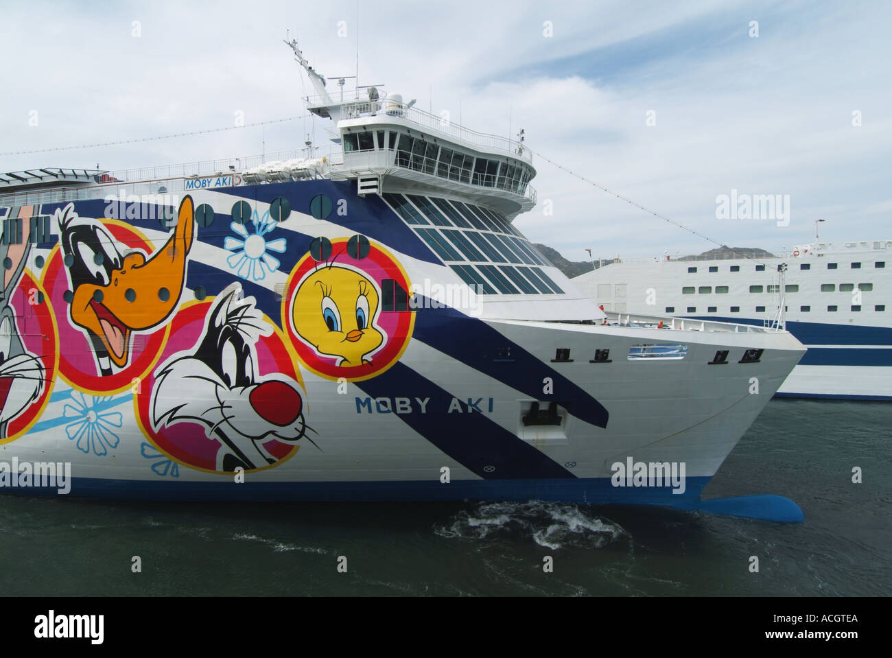 Olbia Sardinien Hafen den Bogen von Moby Lines Aki Fähre mit farbenfrohen Kunstwerken, zeichentrickfiguren Italien Stockfoto