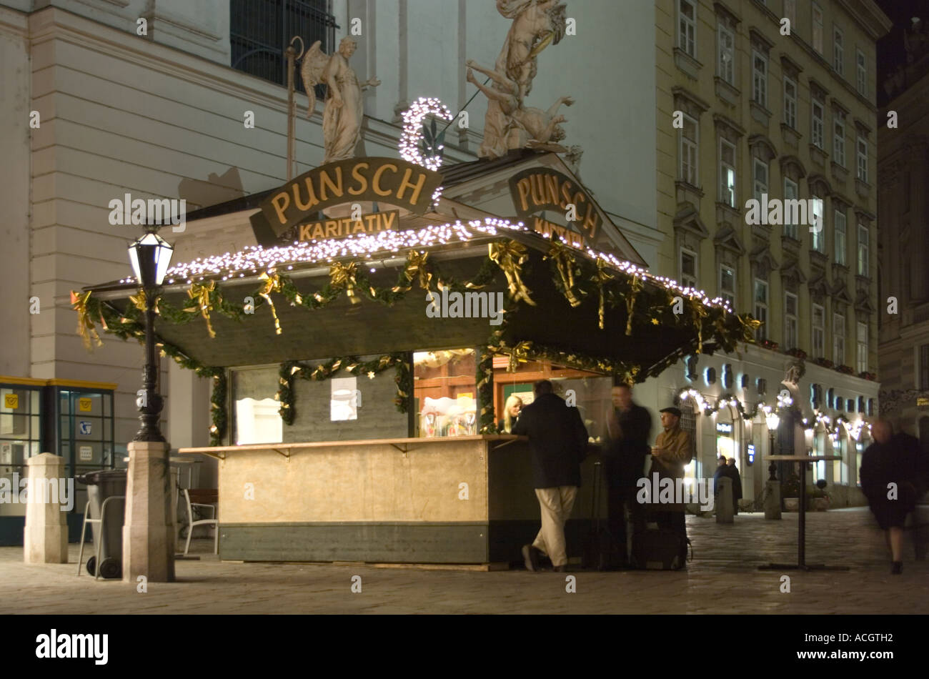 Punsch-Stall im Winter am Michaelerplatz Wien Stockfoto