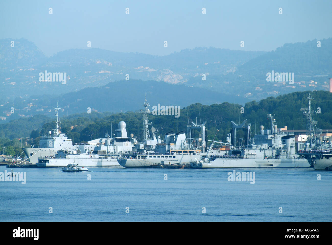 Hafen von Toulon vertäut Kriegsschiffe im Marinestützpunkt Stockfoto