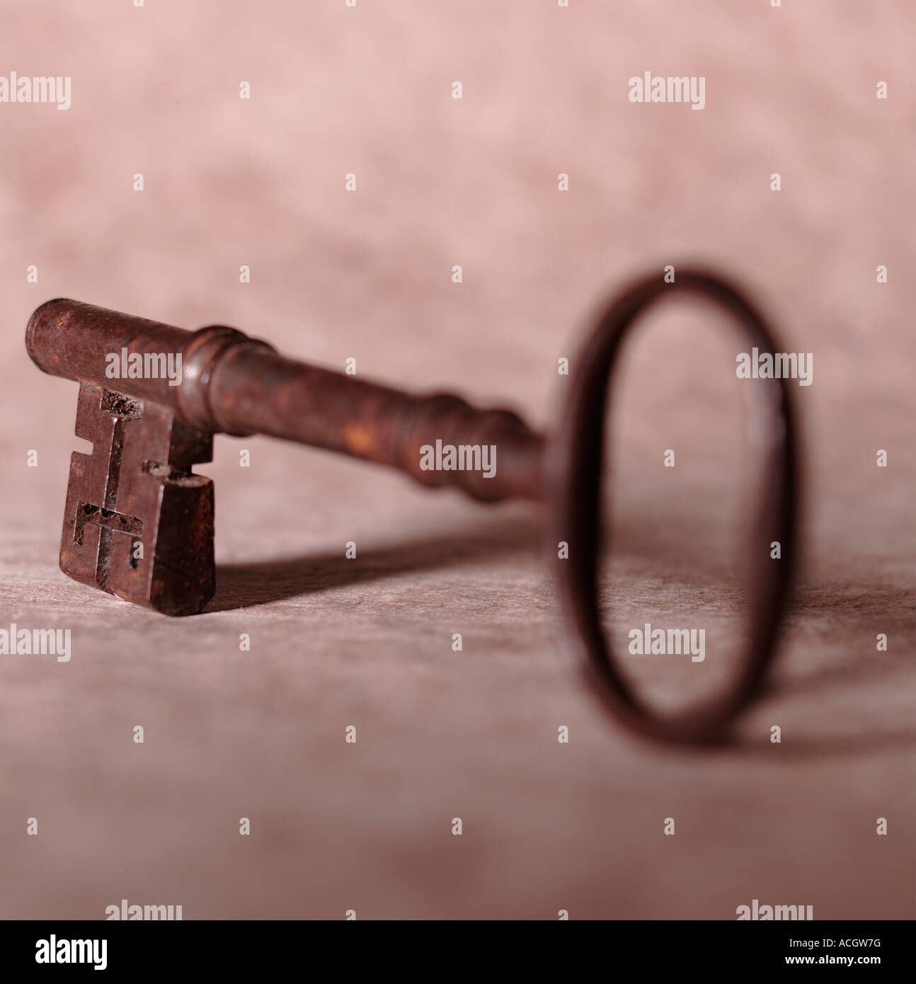 Eine alten Kirche Holztür Stil Eisen Stahl schwarz Sperrschlüssel auf braunem Hintergrund Stockfoto