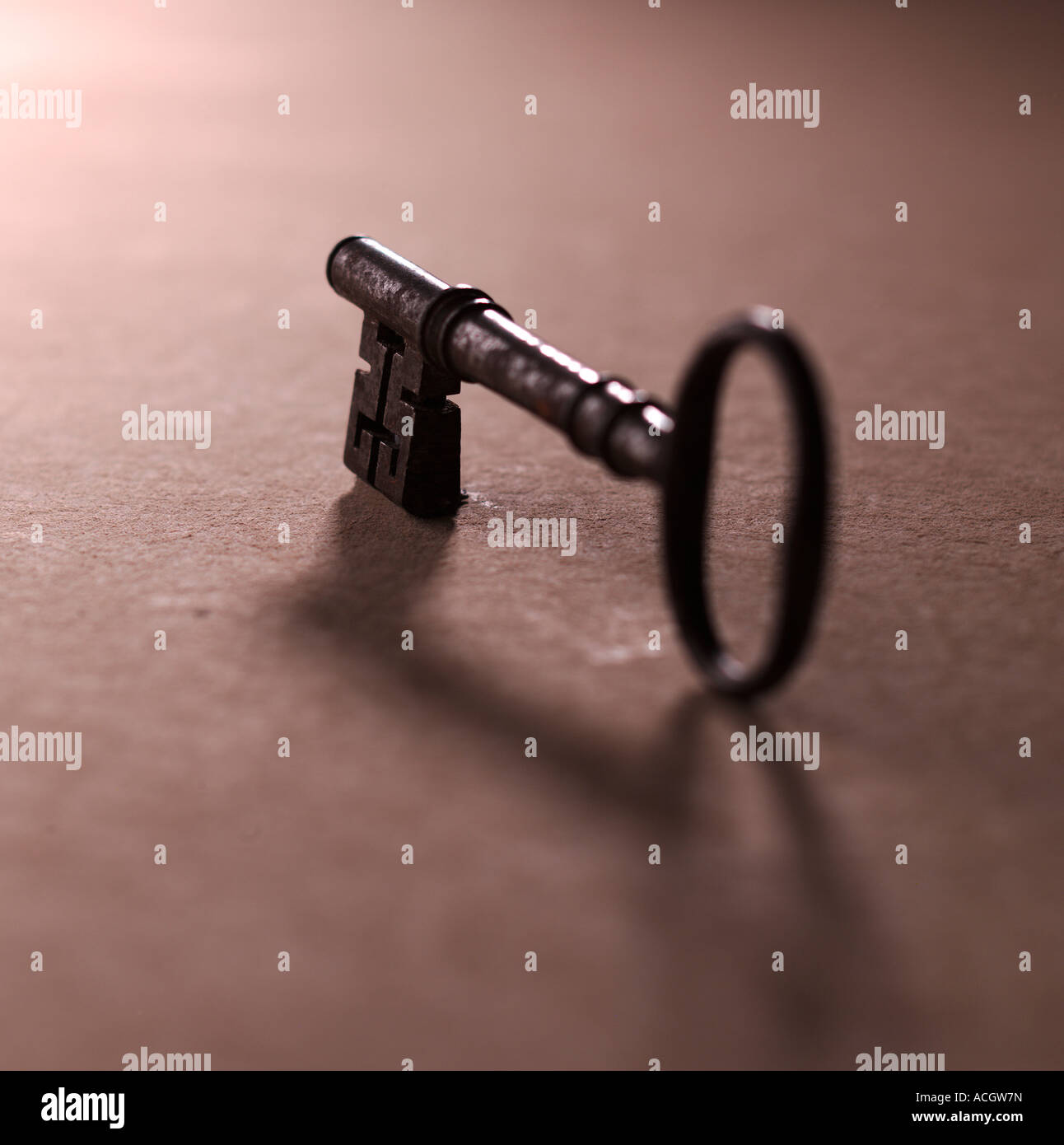 Eine alten Kirche Holztür Stil Eisen Stahl schwarz Sperrschlüssel auf braunem Hintergrund Stockfoto