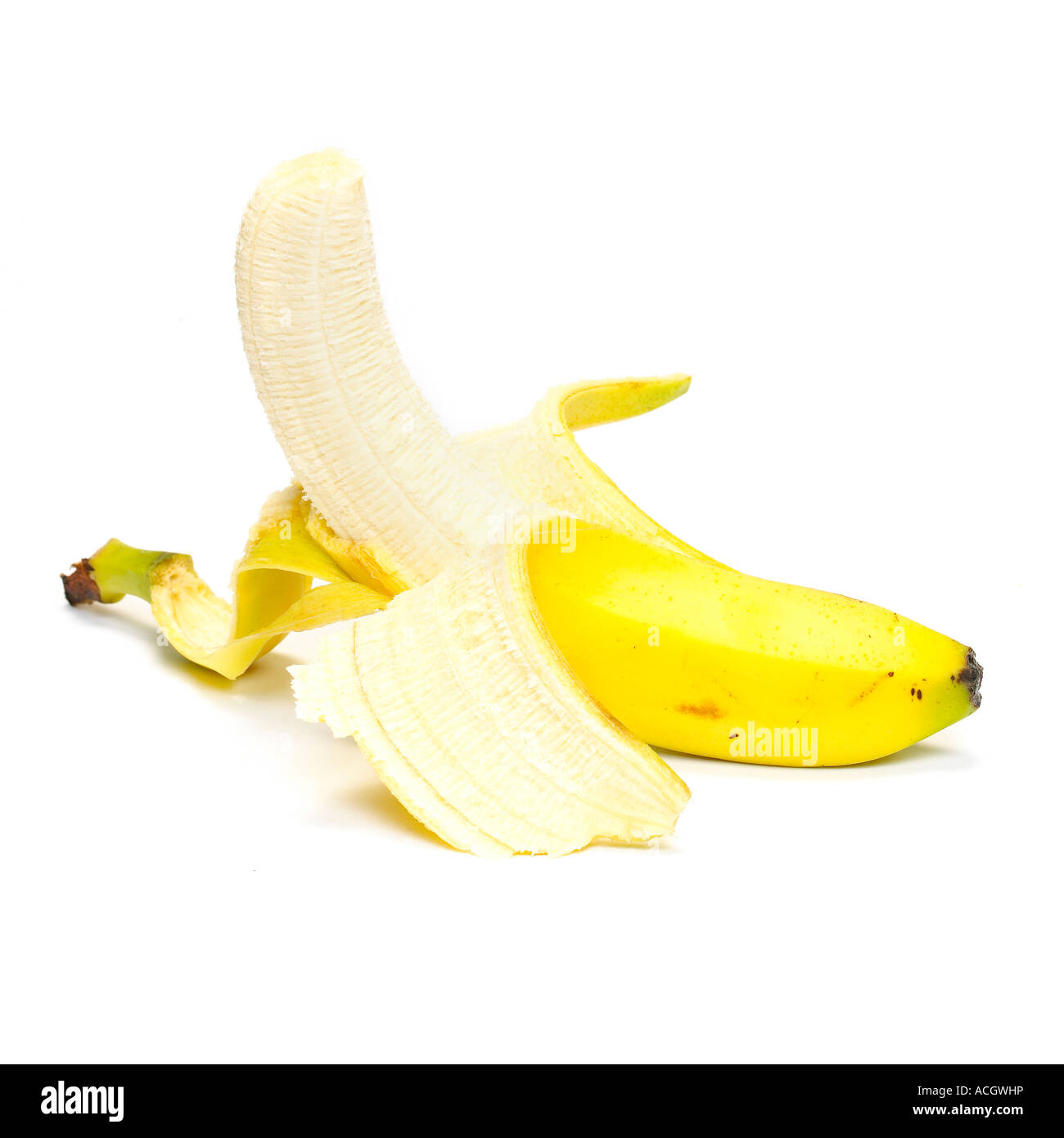 eine frische reife gelbe Bananensplit auf einem weißen Hintergrund geöffnet Stockfoto