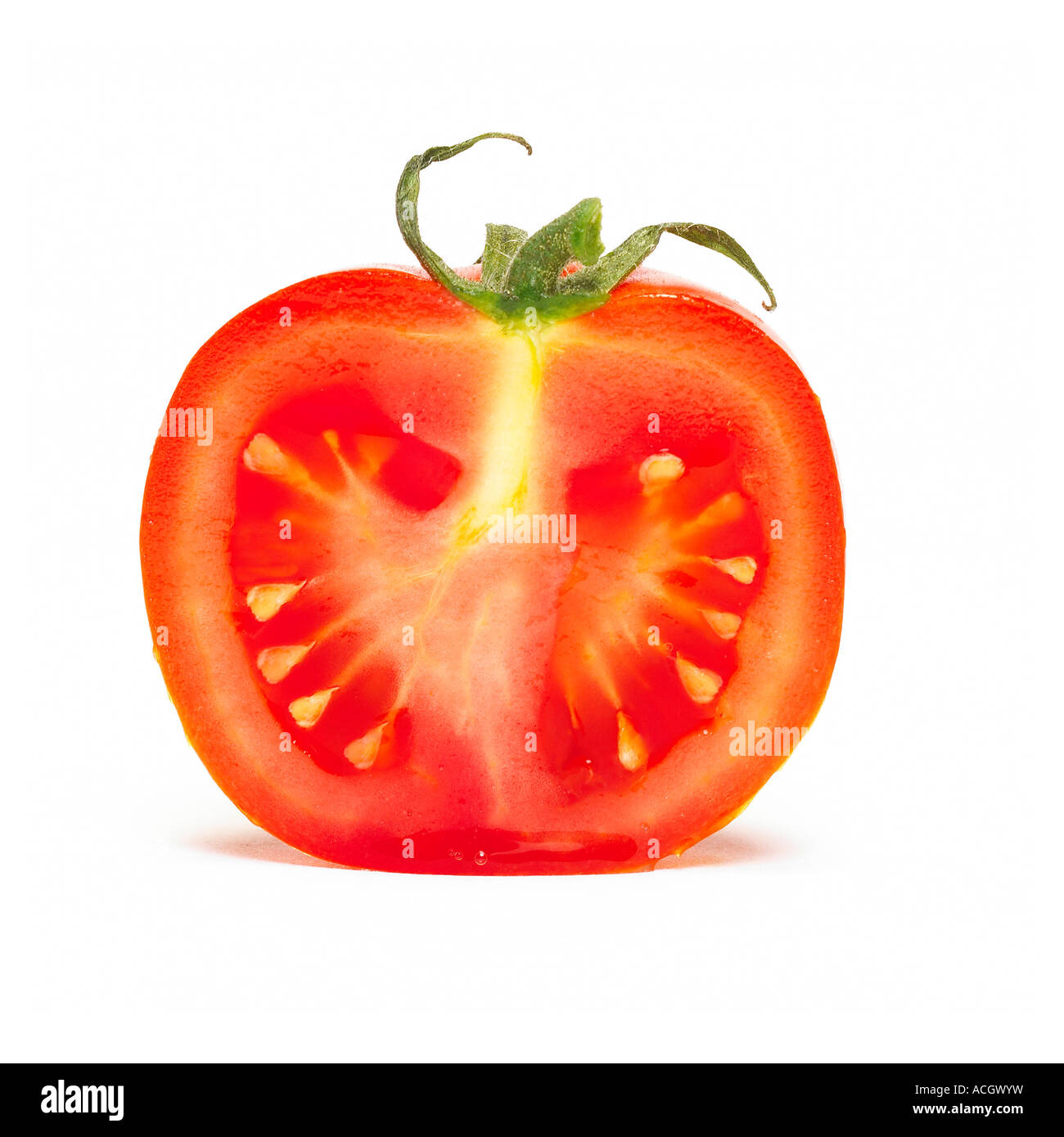 Eine frische, Reife rote Tomate in Scheiben geschnitten offen zeigt seine pips Stockfoto