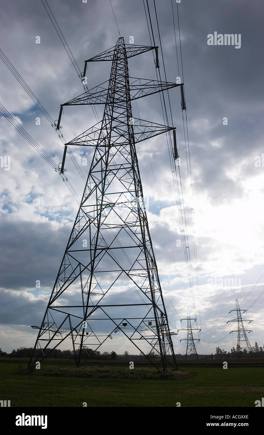 National Grid Strommasten mit Strom aus Sizewell A und B Kernkraftwerke vor der Küste von Suffolk, Suffolk, UK Stockfoto