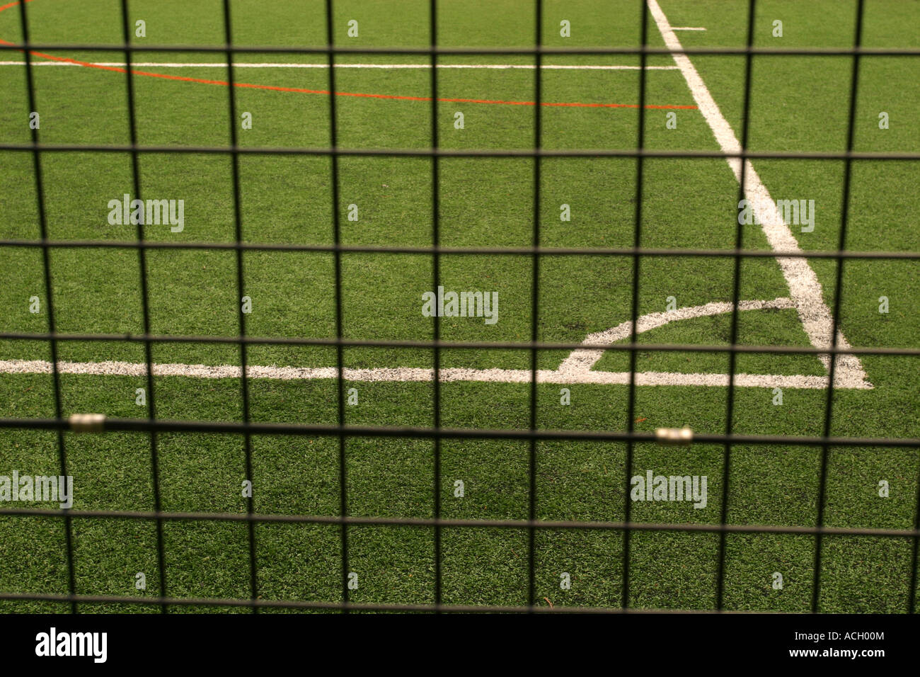 Ecke Kennzeichnung auf künstliche Fußballplatz gesehen durch Sicherheit Geländer Stockfoto