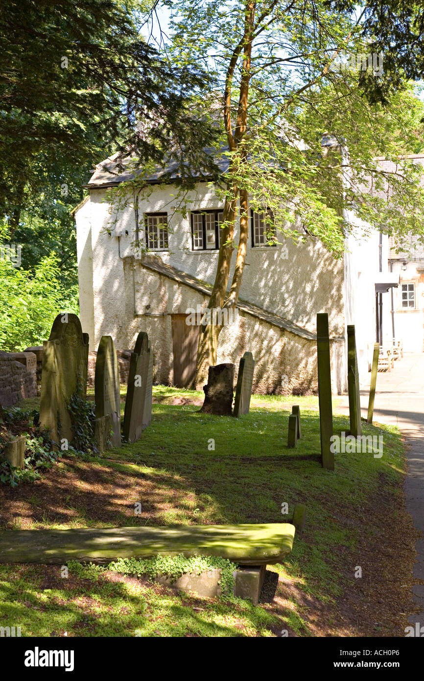 Erzbischöfe Haus in Llandaff Kathedrale mit einem Teil des Friedhofs Llandaff Cardiff Wales UK Stockfoto