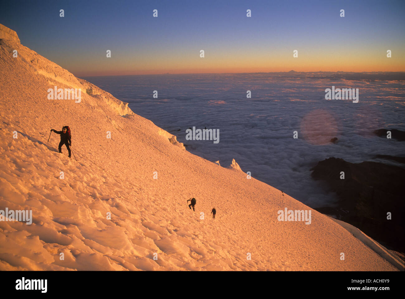 Kletterer bei Sonnenaufgang auf dem Emmons Gletscher, Mt. Rainier, Washington. Stockfoto