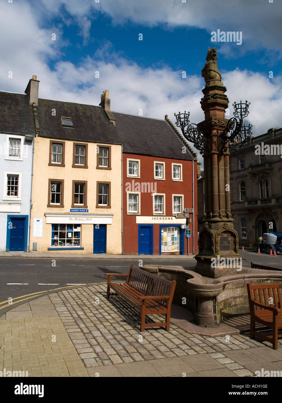 Gedenk-Brunnen für Königin Victorias goldenes Jubiläum und bunte Häuser im Marktplatz Jedburgh, Schottland Grenzen UK. Stockfoto