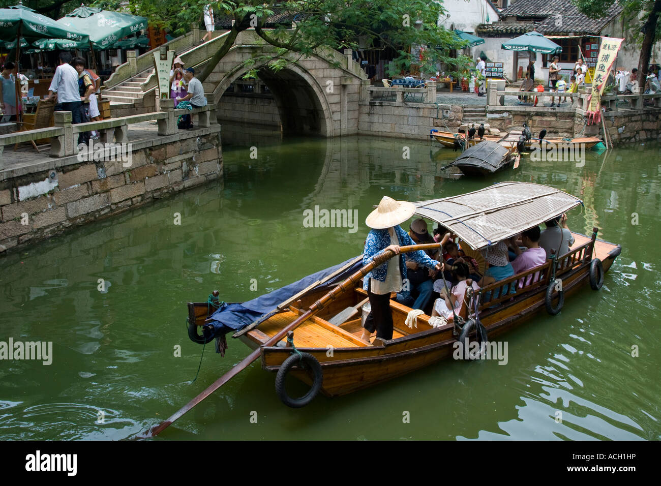 Frau Ruderer hölzerne Boot alte Brücke Tongli Canal Stonetown China Stockfoto