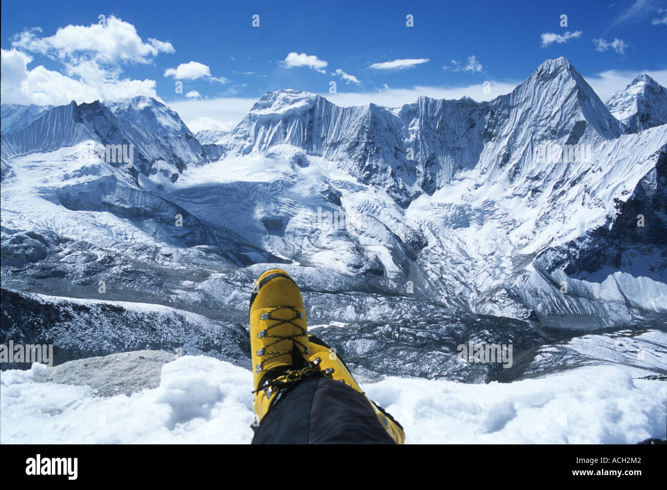 Blick auf meine Füße vom Camp 2 (19, 500 ft.) auf Ama Dablam, Nepal. Stockfoto