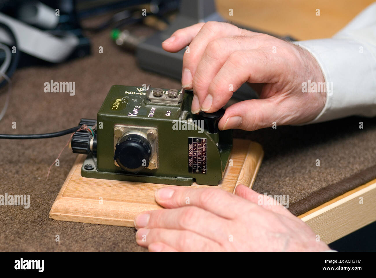 Blinder Mann sein Hobby Amateurfunk frönen und Morse Code Gerät, London, UK. Stockfoto