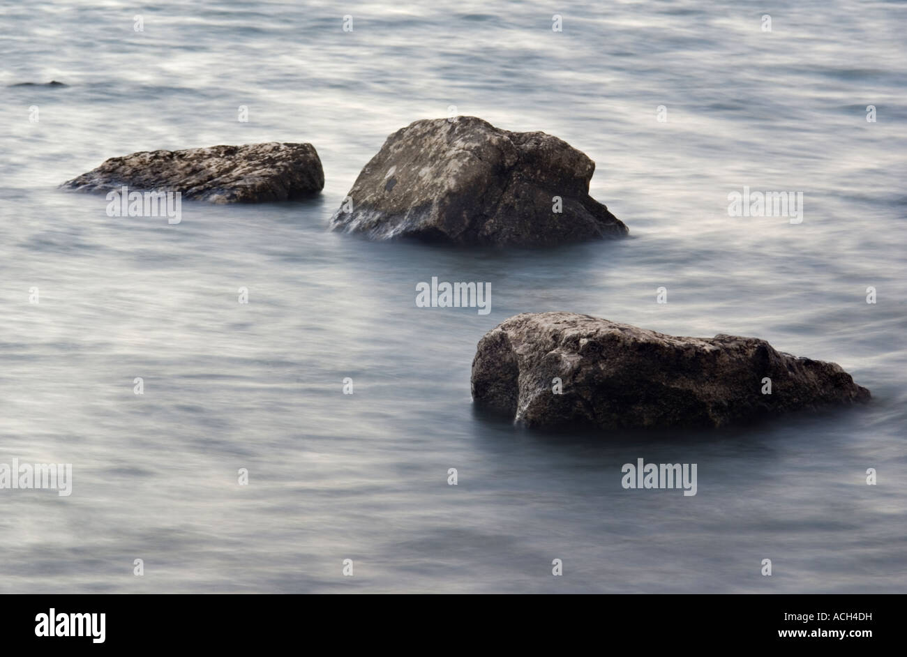 Landschaft / horizontale Foto verwackelt Wasser etwa drei Granitfelsen Stockfoto