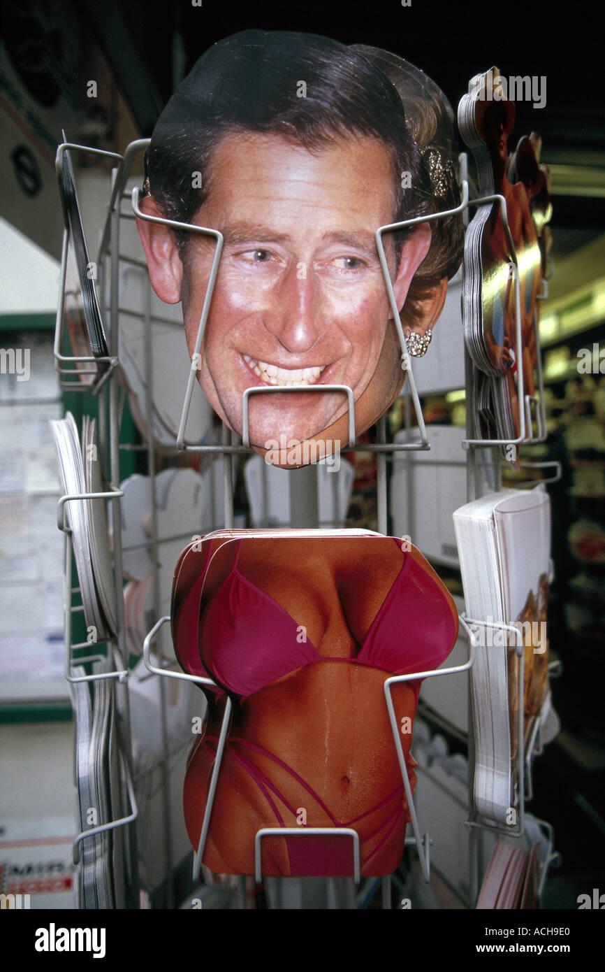 Postkarten von Prinz Charles und Frau s Körper im Bikini London England UK Europe Stockfoto