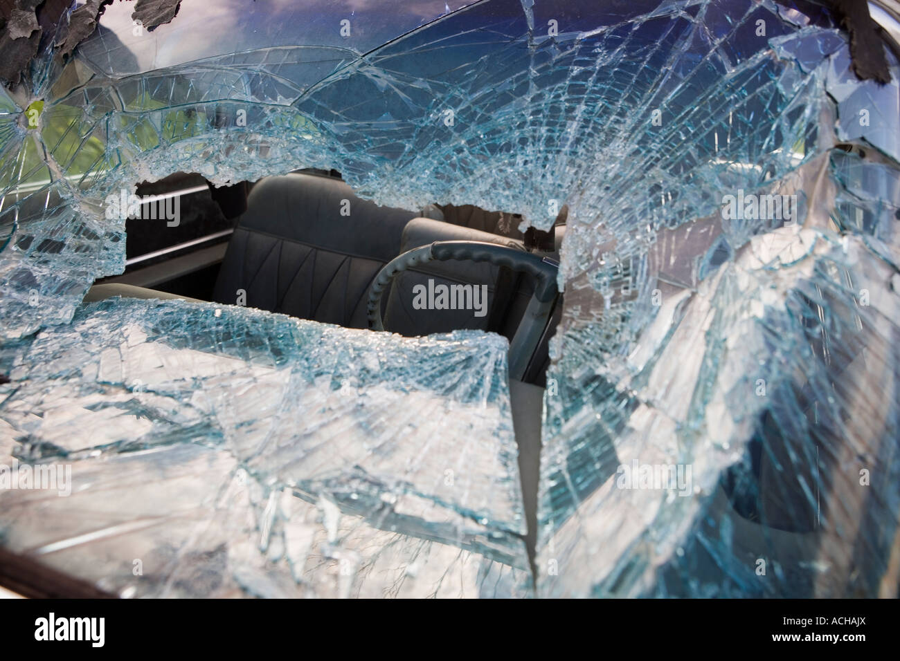 Folgen eines schweren Autounfalls Verhängnis zerbrochene Glas Windschutzscheibe Stockfoto
