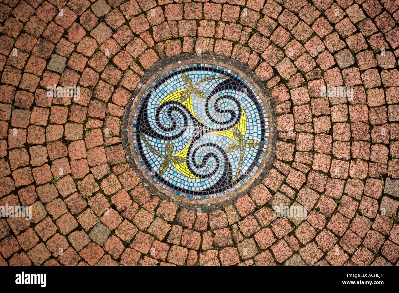 Rundschreiben Celtic Mosaik Gartengestaltung in ein Ziegelstein-Weg in Ryton Bio-Garten, Warwickshire, England Stockfoto