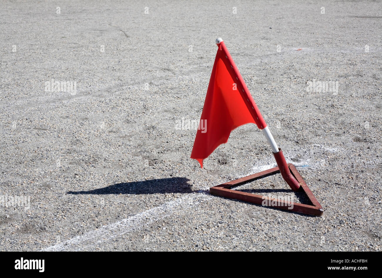 Rote Fahne auf dem Boden Stockfoto