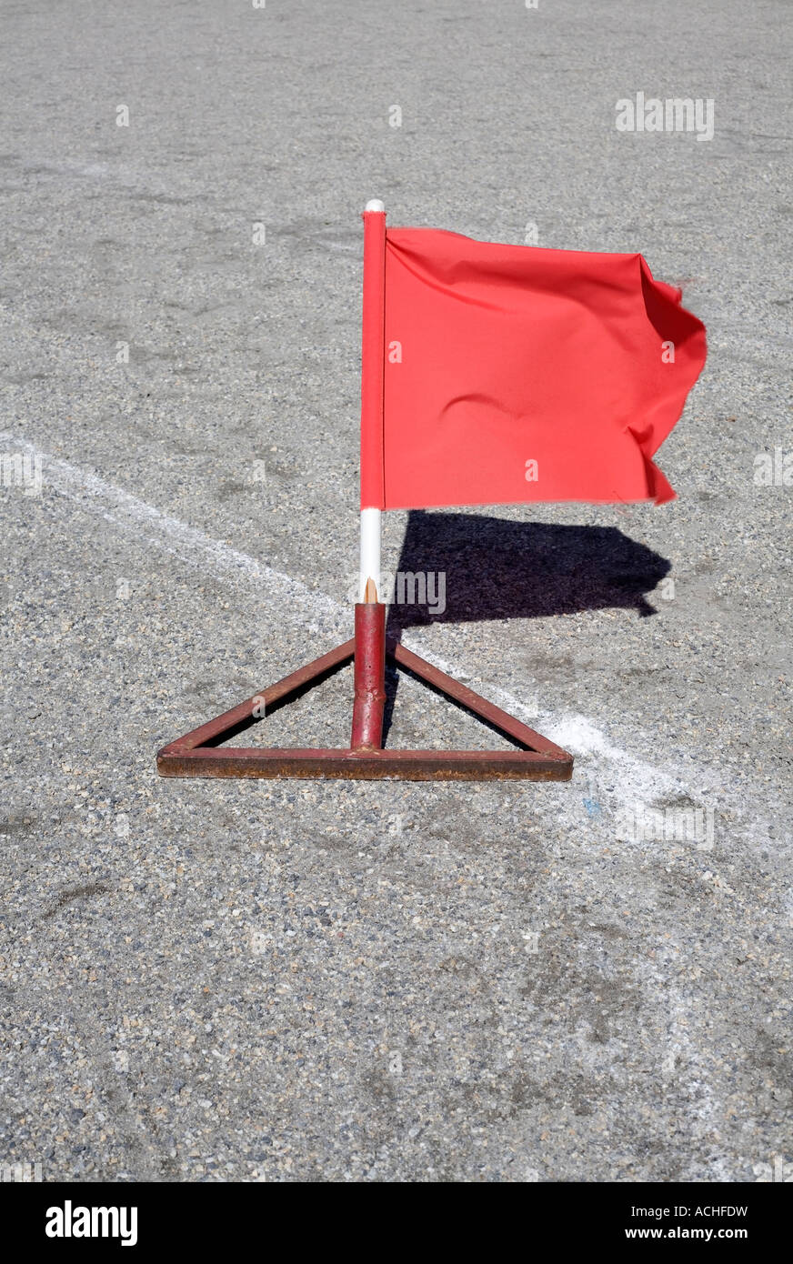 Rote Fahne auf dem Boden Stockfoto