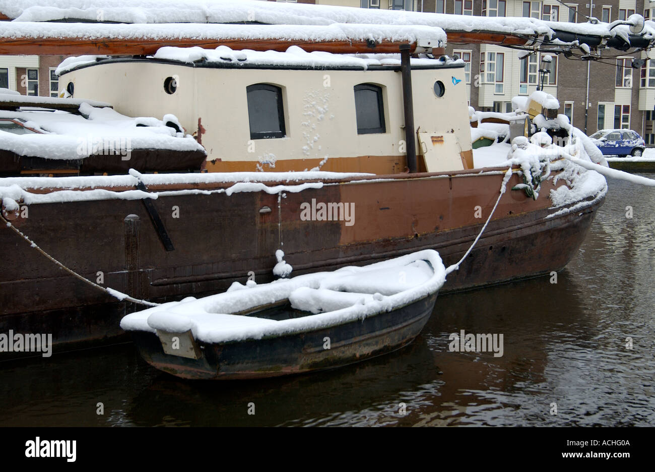 Boot auf holländischen Kanal im winter Stockfoto