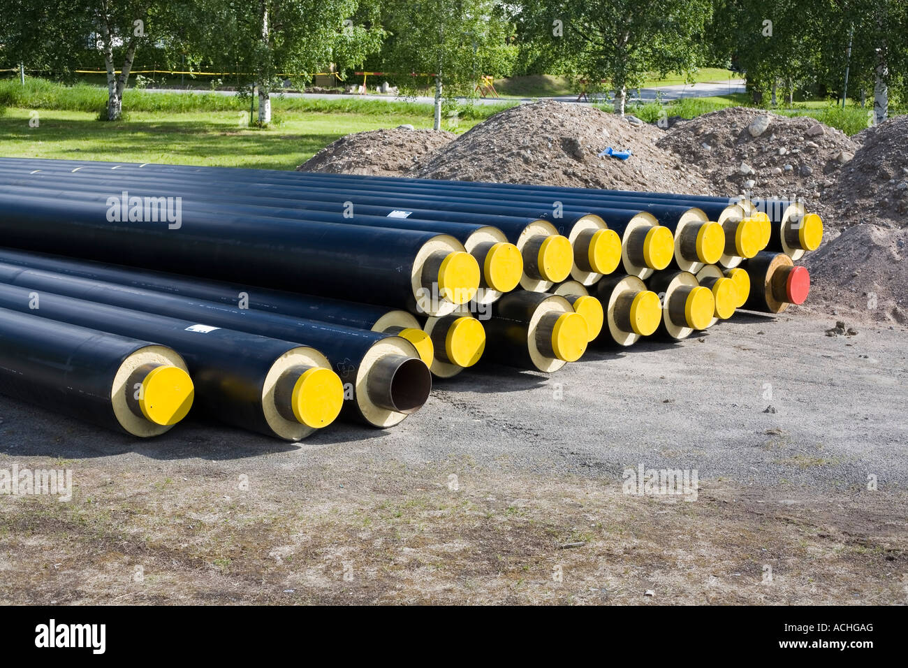 Isolierte Rohre für Warmwasser zwischen Heizwerk und Haushalte, Finnland Stockfoto