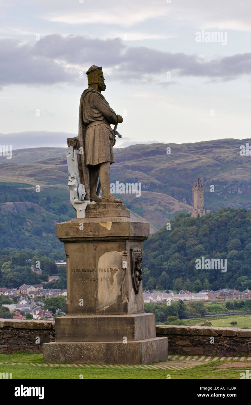 König Robert der Bruce-Statue auf Stirling Castle mit Wallace Nationaldenkmal im schottischen Stirling Hintergrund Stockfoto
