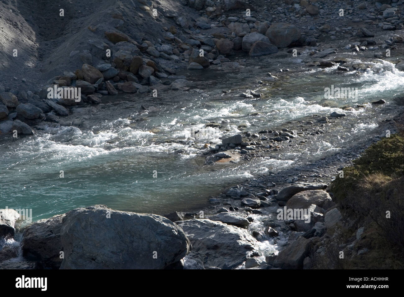 Gletscherwasser des Flusses die Zufrittsee oder Gioveretto See, Martelltal, Südtirol, Italien-feeds Stockfoto