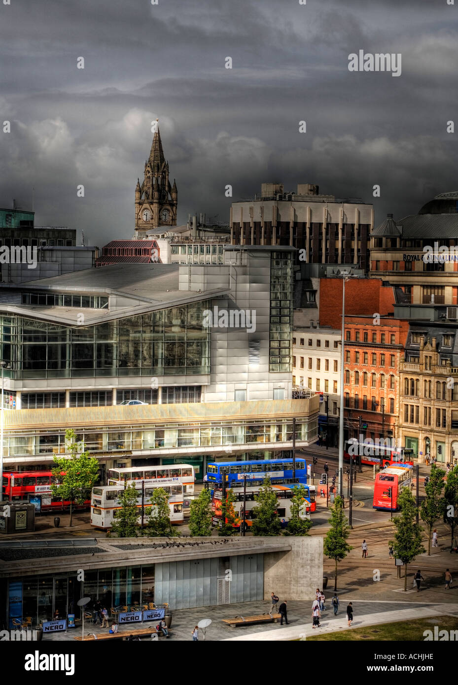 Surreal High Dynamic Range Image der Piccadilly Square Tadao Ando Bildschirm und der Verkehrsknotenpunkt (Fortsetzung...) Stockfoto