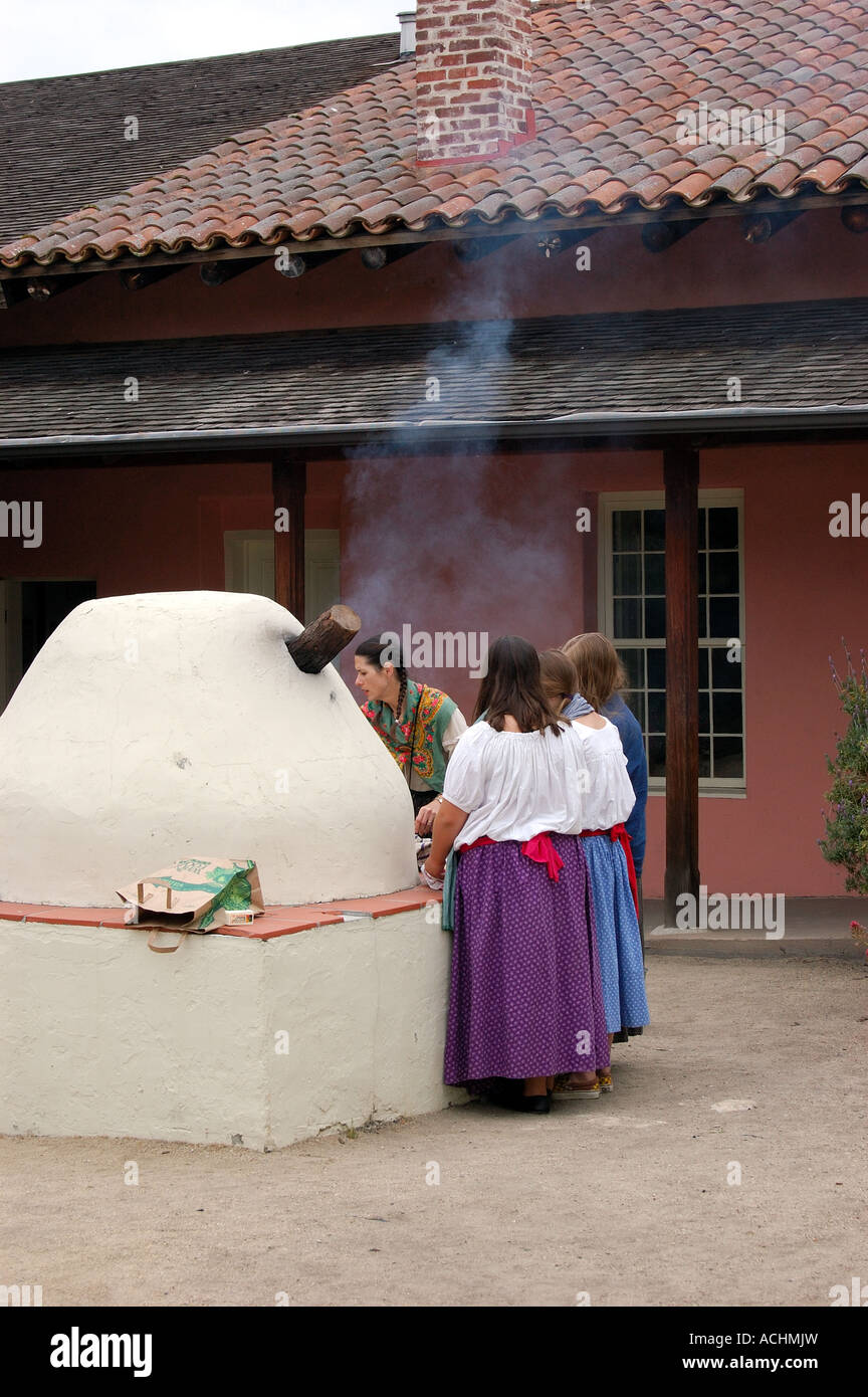 Re enactment Kochen Sie Tortillas auf einen traditionellen Holzofen im historischen Museum von Cooper Haus Monterey in Kalifornien Stockfoto