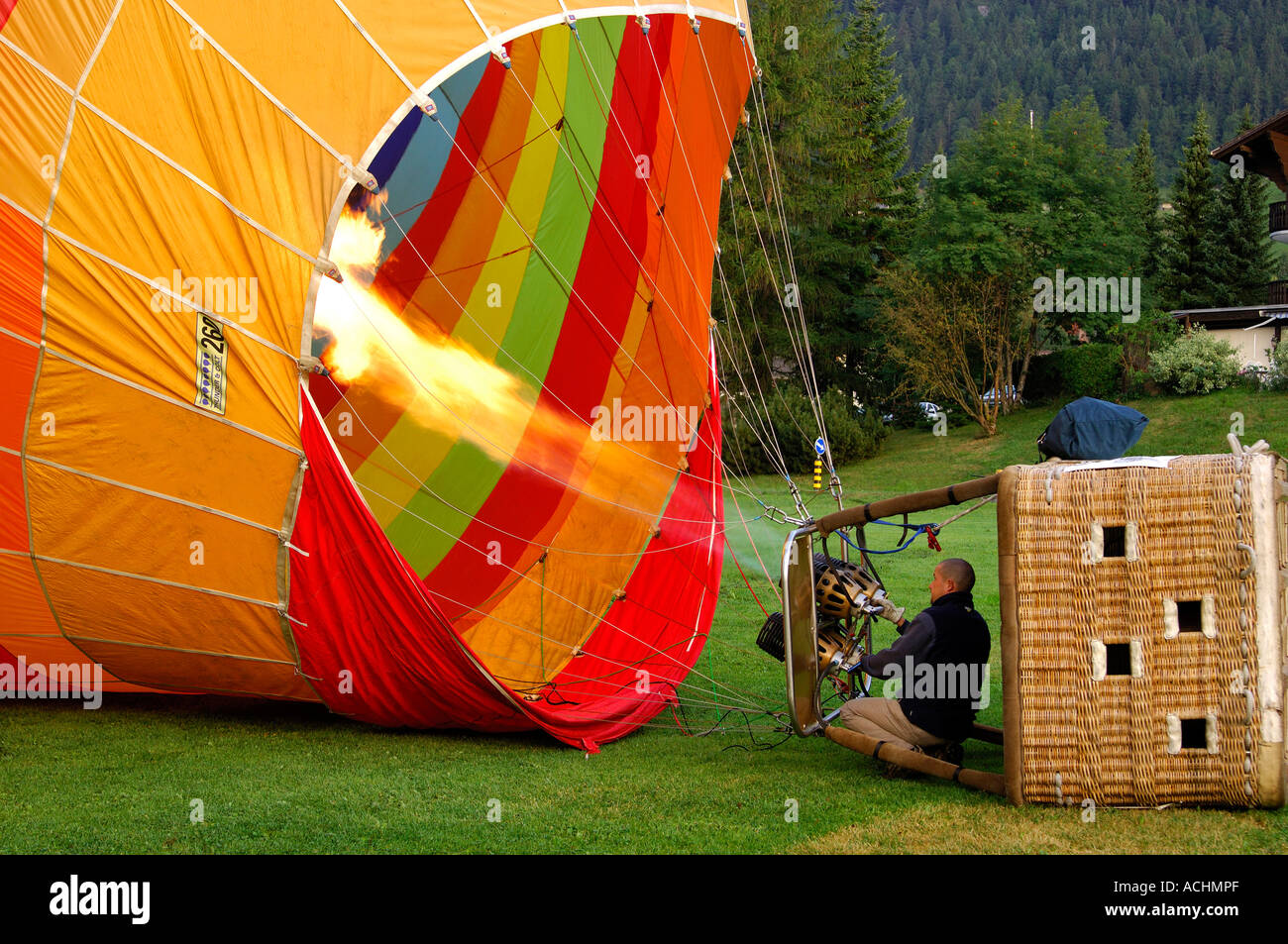 Befüllung von einem Heißluft-Ballon Chateau d ' Oex Schweiz Stockfoto