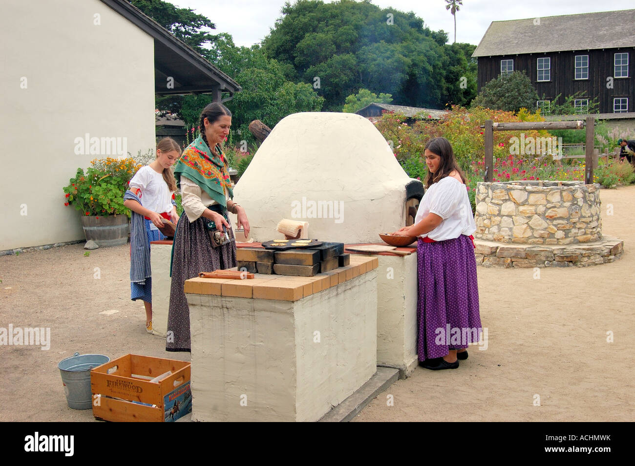 Re enactment Kochen Sie Tortillas auf einen traditionellen Holzofen im historischen Museum von Cooper Haus Monterey in Kalifornien Stockfoto