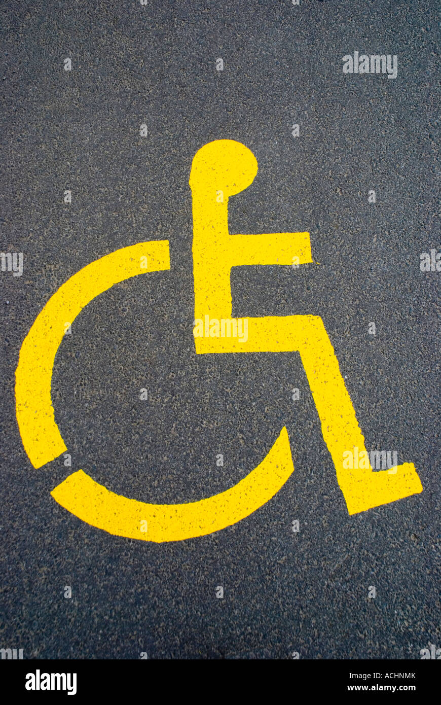 Behinderten-Logo gemalt auf dem Parkplatz Stockfoto