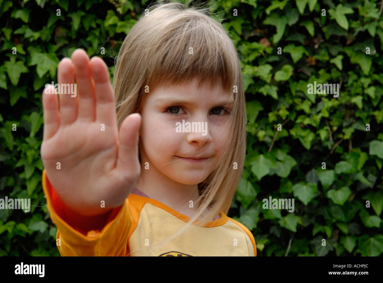 Kind streckt die hand Stockfoto